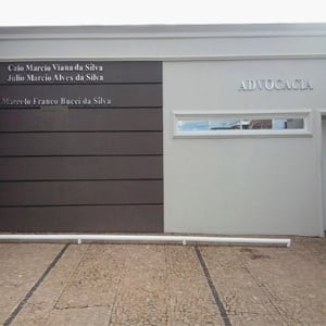 Os tons de marrom e cinza trazem simplicidade e elegância à fachada do escritório em Ribeirão Preto/SP.